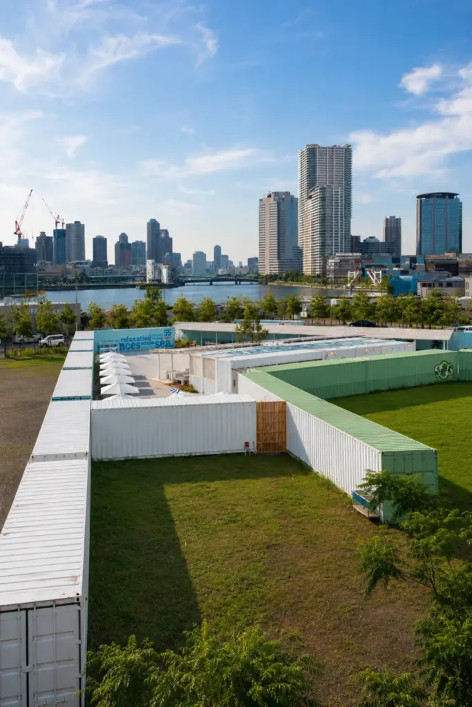TOKYO MAGIC BEACH｜豊洲の仮設コンテナ建築事例 — 16ユニットで構成された、短工期対応のモジュール型店舗空間