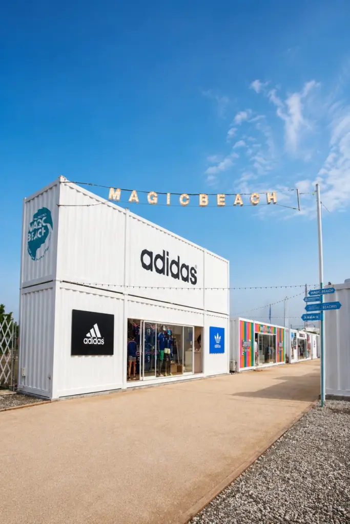 TOKYO MAGIC BEACH｜豊洲の仮設コンテナ建築事例 — 16ユニットで構成された、短工期対応のモジュール型店舗空間