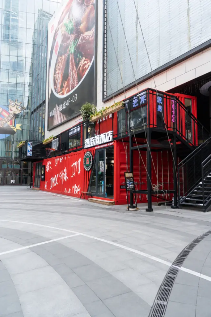 中国青島万達CBDマチハコの側面外観。階段・テラス・店舗区画を備えたモジュール式コンテナ商業施設。YUSTELLARが製造したコンテナ店舗・商業用コンテナ建築のB2B事例。