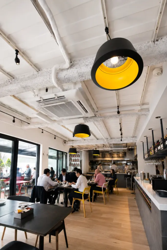 GOOD MORNING CAFÉ ＆ GRILL — 10ユニットで構成されたコンテナ店舗
