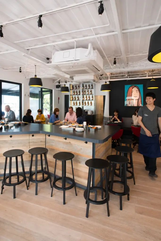 GOOD MORNING CAFÉ ＆ GRILL — 10ユニットで構成されたコンテナ店舗
