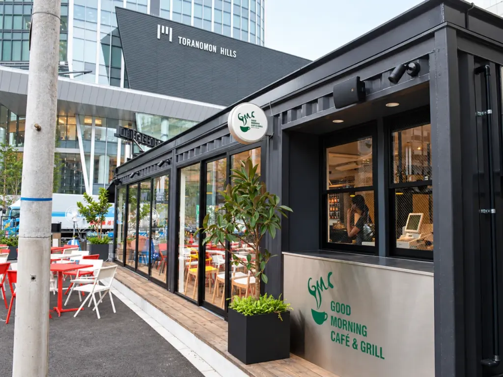 東京・虎ノ門のコンテナカフェ「GOOD MORNING CAFÉ ＆ GRILL」の外観。黒塗装のコンテナ建築メーカー Yustellar Cubox 施工事例。