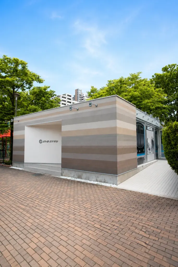 南砂改良工事-メトロ・スナチカ｜コンテナ施設事例 — 入口・展示・トイレ機能を効率的に備えた公共向けコンテナ施設