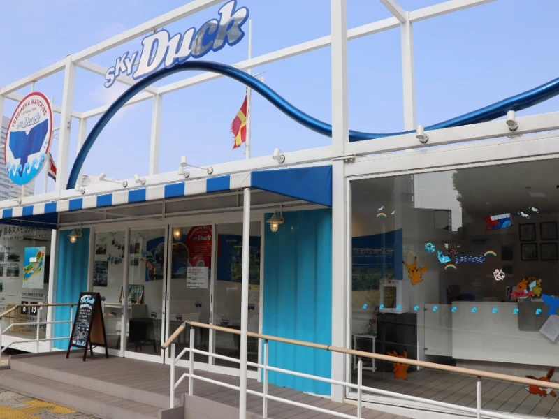 YUSTELLARのオーダーメイドコンテナモジュールを活用した横浜Sky Duck向け観光案内・チケット販売施設。受付、展示、来場者対応に対応するコンテナカスタム事例