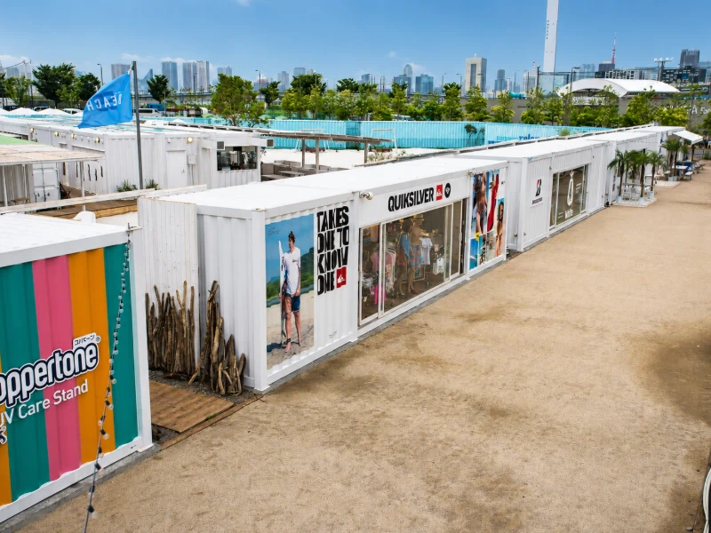 東京・豊洲のTOKYO MAGIC BEACHに導入されたモジュール式コンテナ商業施設。複数ユニットを連結し、ブランド店舗・ポップアップストア・イベント商業空間として活用されたYUSTELLARの施工事例。