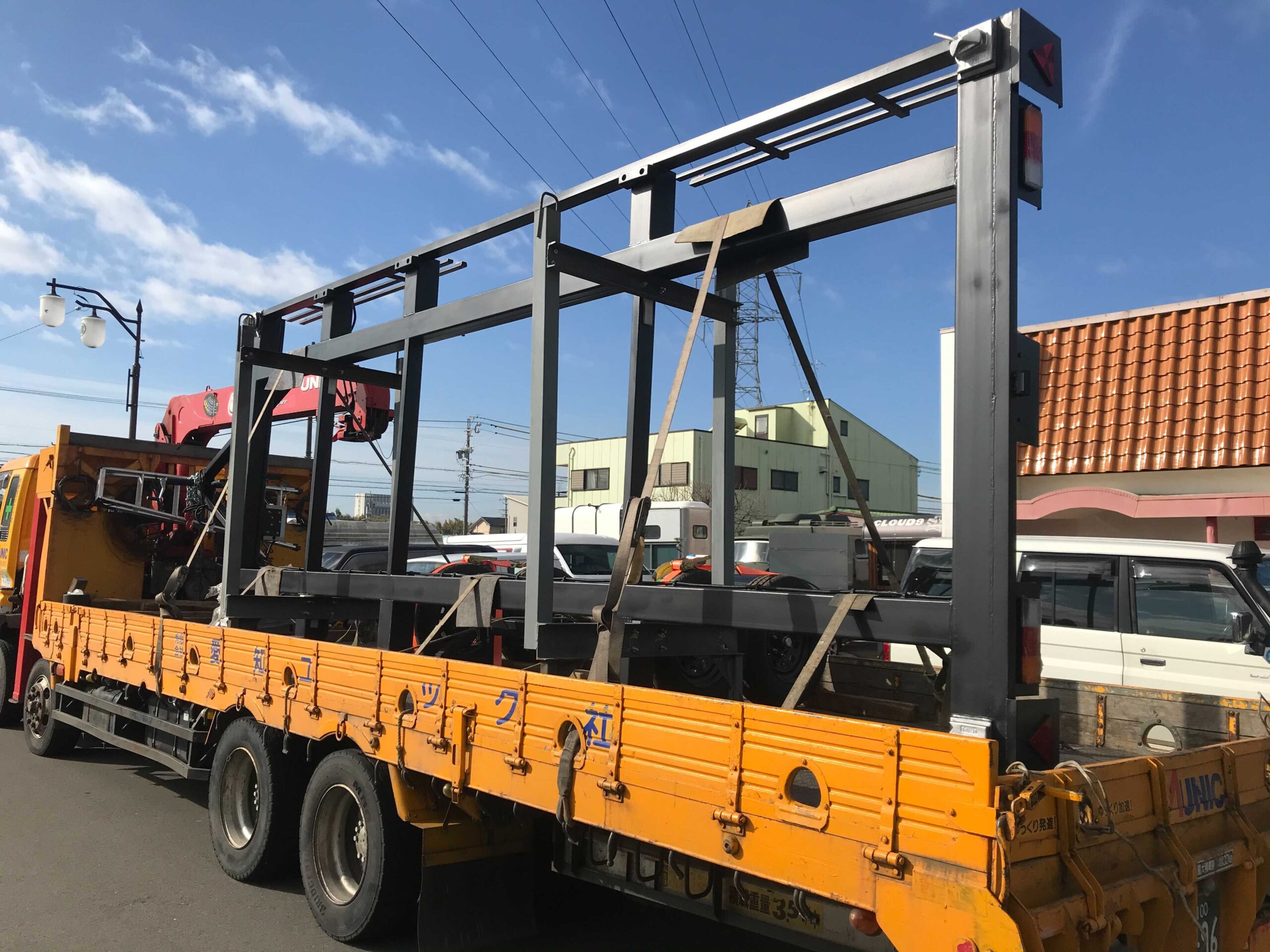 日本の納入現場へ輸送されるYustellar Cuboxのコンテナ建築用カスタムトレーラーシャーシ