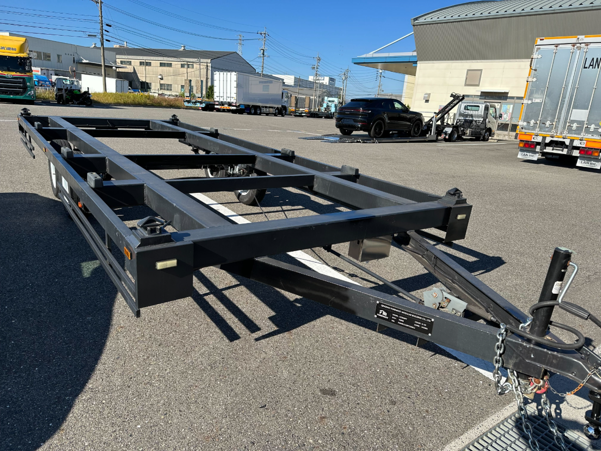 日本の納入現場で確認されるYustellar Cuboxのコンテナ建築用カスタムトレーラーシャーシ。