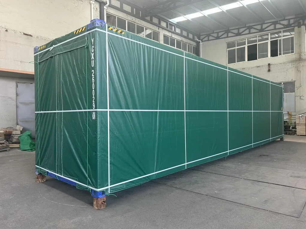 防水シートで梱包し出荷を待つ建築用コンテナモジュール