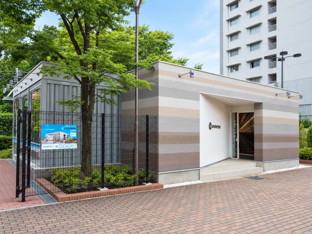 コンテナ躯体に左官調ストライプ仕上げを施した公共施設。外装自由度の高い設計施工一貫対応 Yustellar Cubox。 在集装箱主体上做条纹抹灰饰面的公共设施。外装自由度高、设计施工一体对应 Yustellar Cubox。