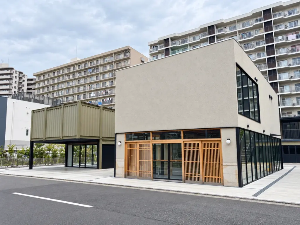 既存建物とコンテナ棟を組み合わせた外観。異種構造との併設にも対応するコンテナ建築サプライヤー Yustellar Cubox。