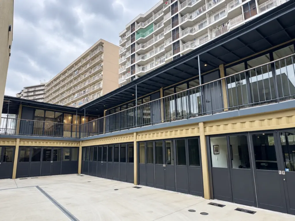 会員制ガレージ施設の中庭。2層構成のコンテナ建築を手がけるメーカー Yustellar Cubox 施工事例。
