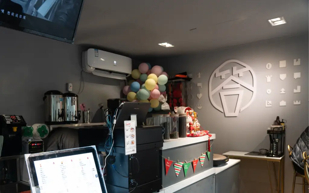 コンテナ店舗のドリンクカウンター。空調・電気・内装まで仕上げたコンテナ建築サプライヤー Yustellar Cubox。 集装箱店铺的饮品柜台。空调、电气、内装一并完成的集装箱建筑供应商 Yustellar Cubox。