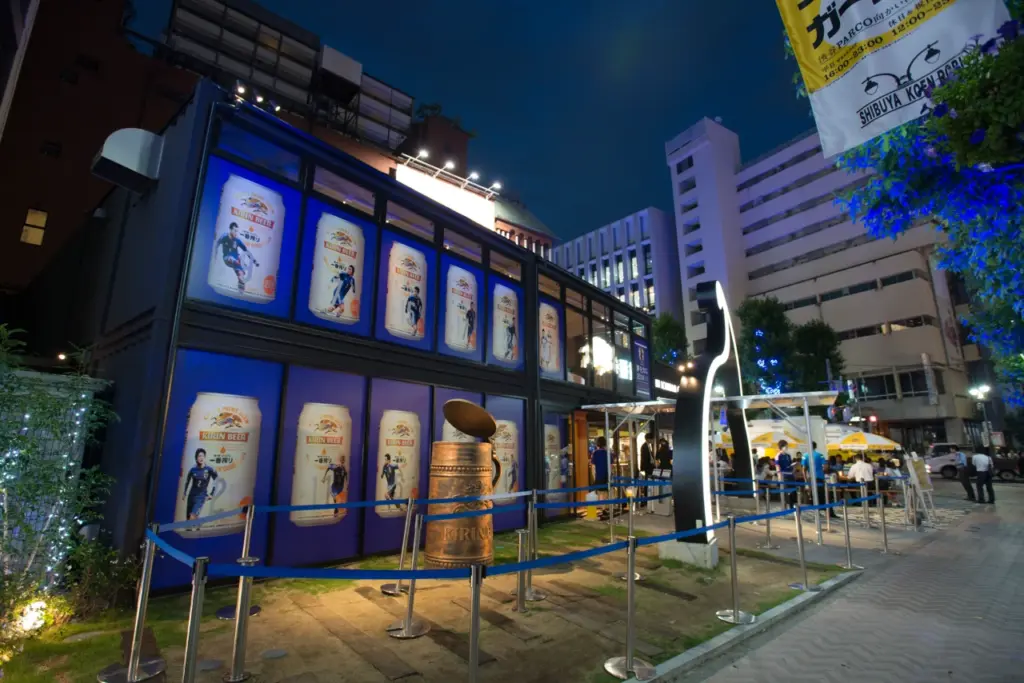 渋谷のコンテナビアガーデン「キリン一番搾りガーデン」の夜景。ライトアップ対応のコンテナ建築メーカー Yustellar Cubox 施工事例。