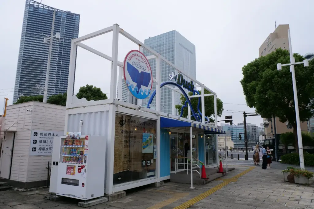 コンテナ店舗と上部鉄骨フレームサインの外観。看板一体のオーダーメイド設計に対応するコンテナ建築製造 Yustellar Cubox。