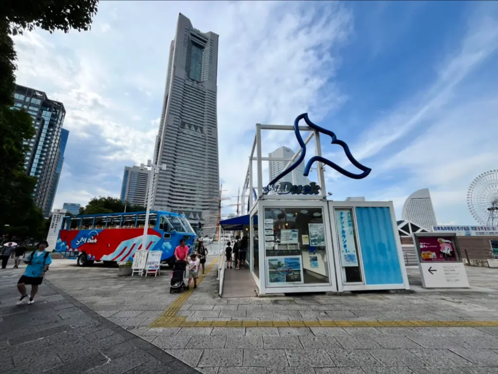 横浜ランドマークタワーを望む観光施設のコンテナ建築。設計施工まで一貫対応するコンテナ建築メーカー Yustellar Cubox。