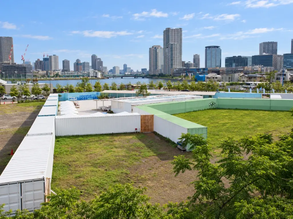 東京・豊洲の水辺に展開したコンテナ複合商業施設の全景。大規模配置計画まで一貫対応 Yustellar Cubox。