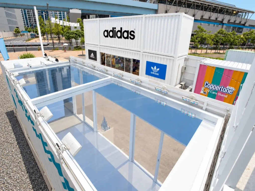 ガラス張りの区画と2階店舗を組み合わせたコンテナ配置。用途に応じた自由なレイアウトが可能 Yustellar Cubox。