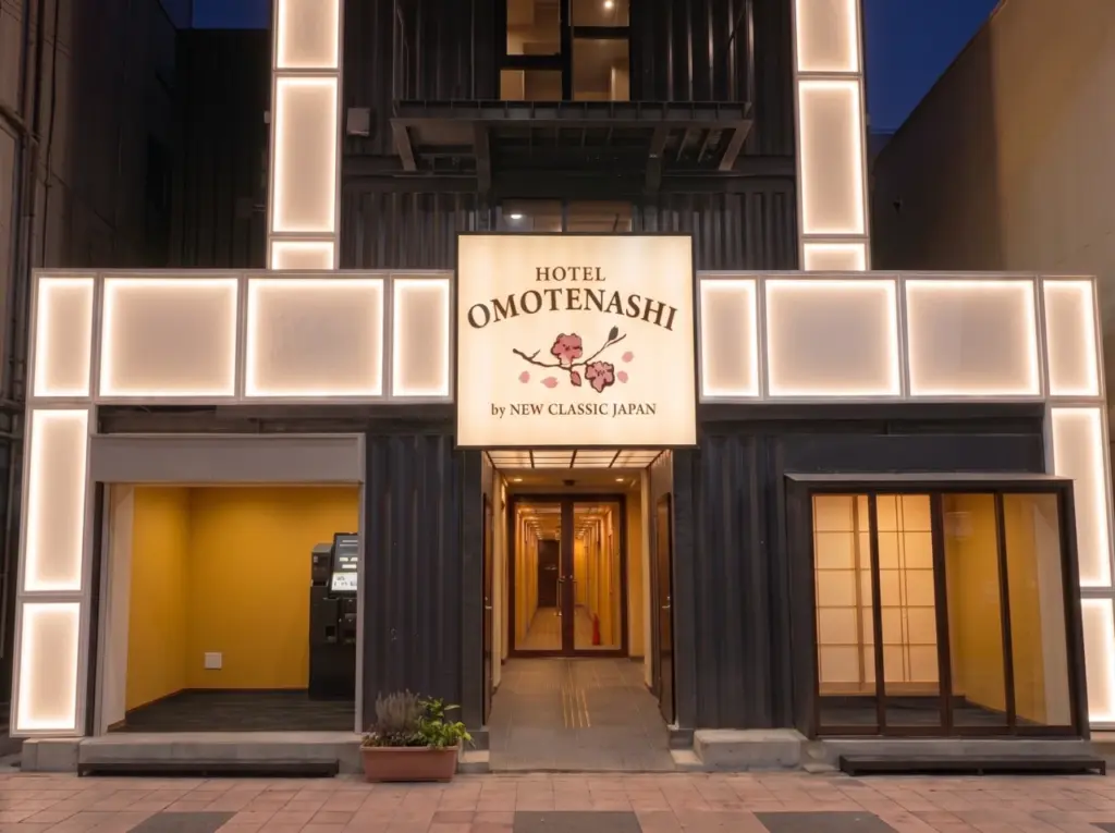 OMOTENASHIホテル｜3階建てコンテナホテル事例